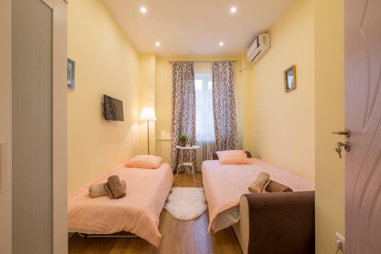 Modern 2 Bedroom Apartment Next To Vitosha Str. Sofia Bagian luar foto