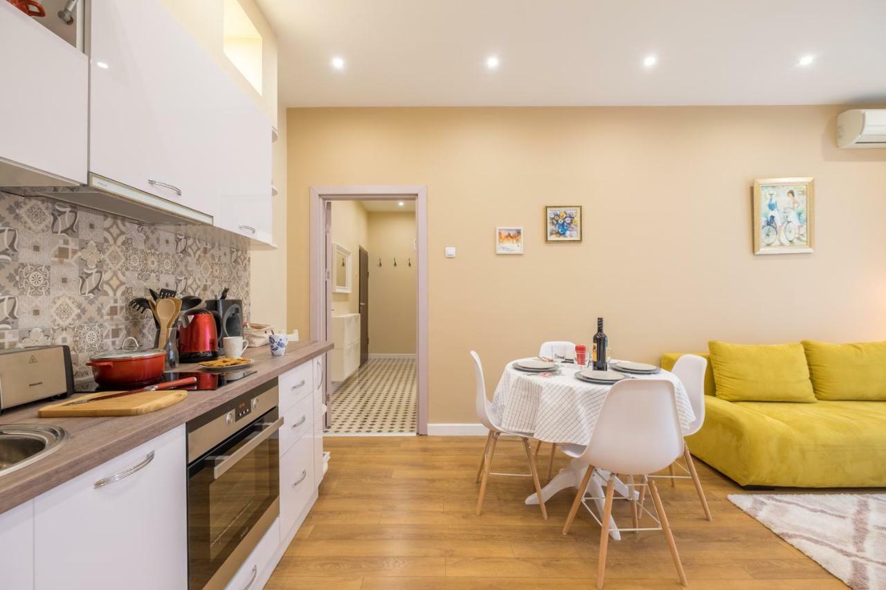 Modern 2 Bedroom Apartment Next To Vitosha Str. Sofia Bagian luar foto