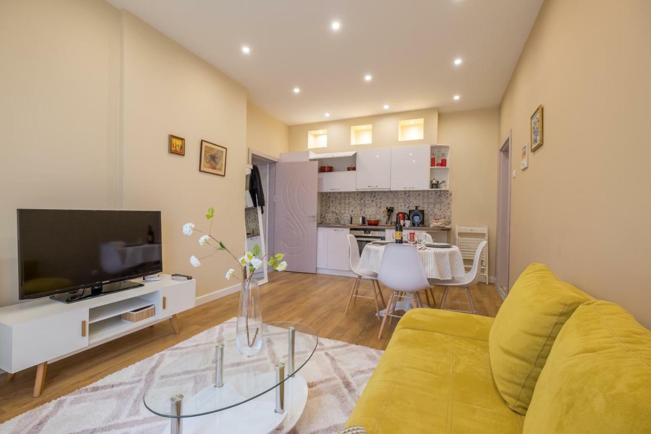 Modern 2 Bedroom Apartment Next To Vitosha Str. Sofia Bagian luar foto