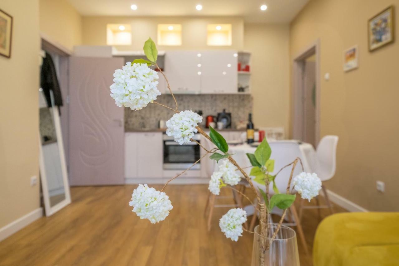 Modern 2 Bedroom Apartment Next To Vitosha Str. Sofia Bagian luar foto