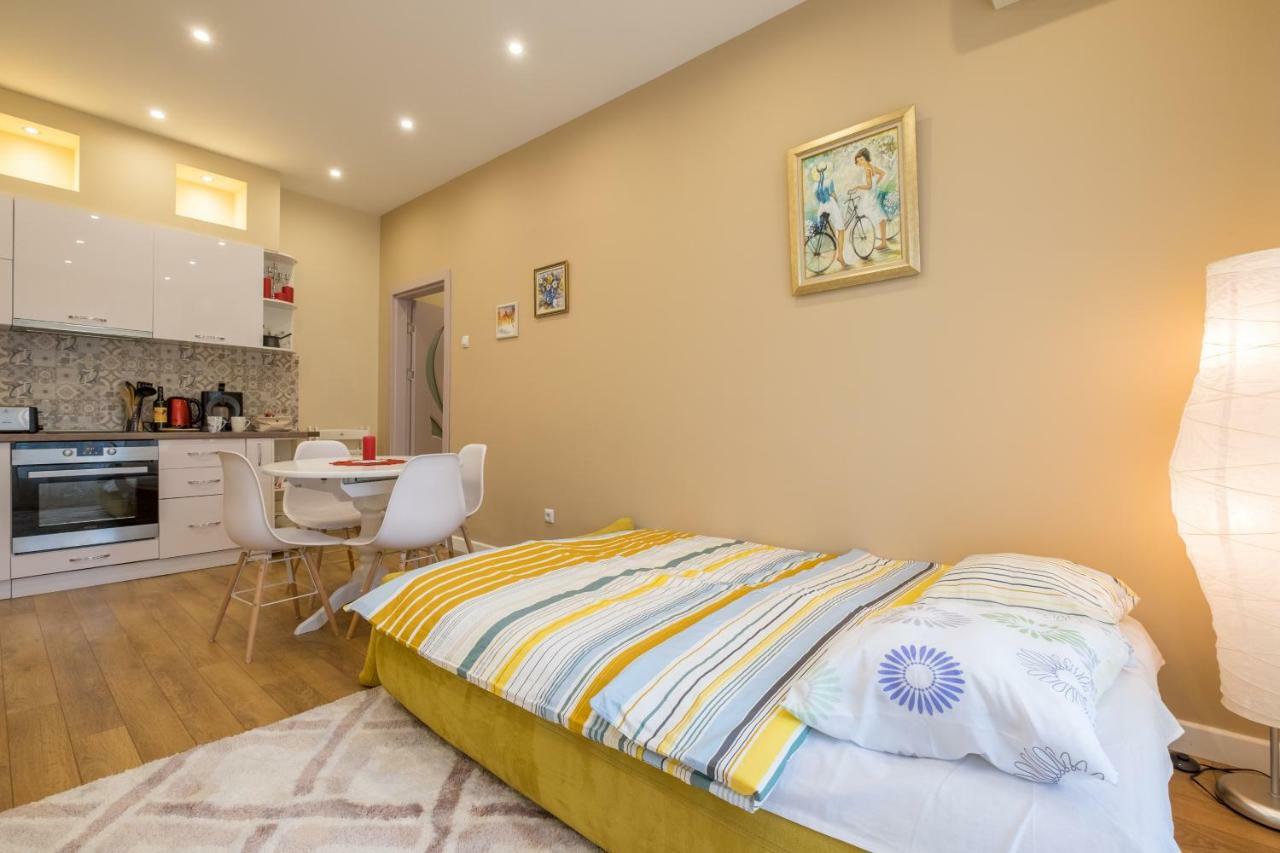 Modern 2 Bedroom Apartment Next To Vitosha Str. Sofia Bagian luar foto