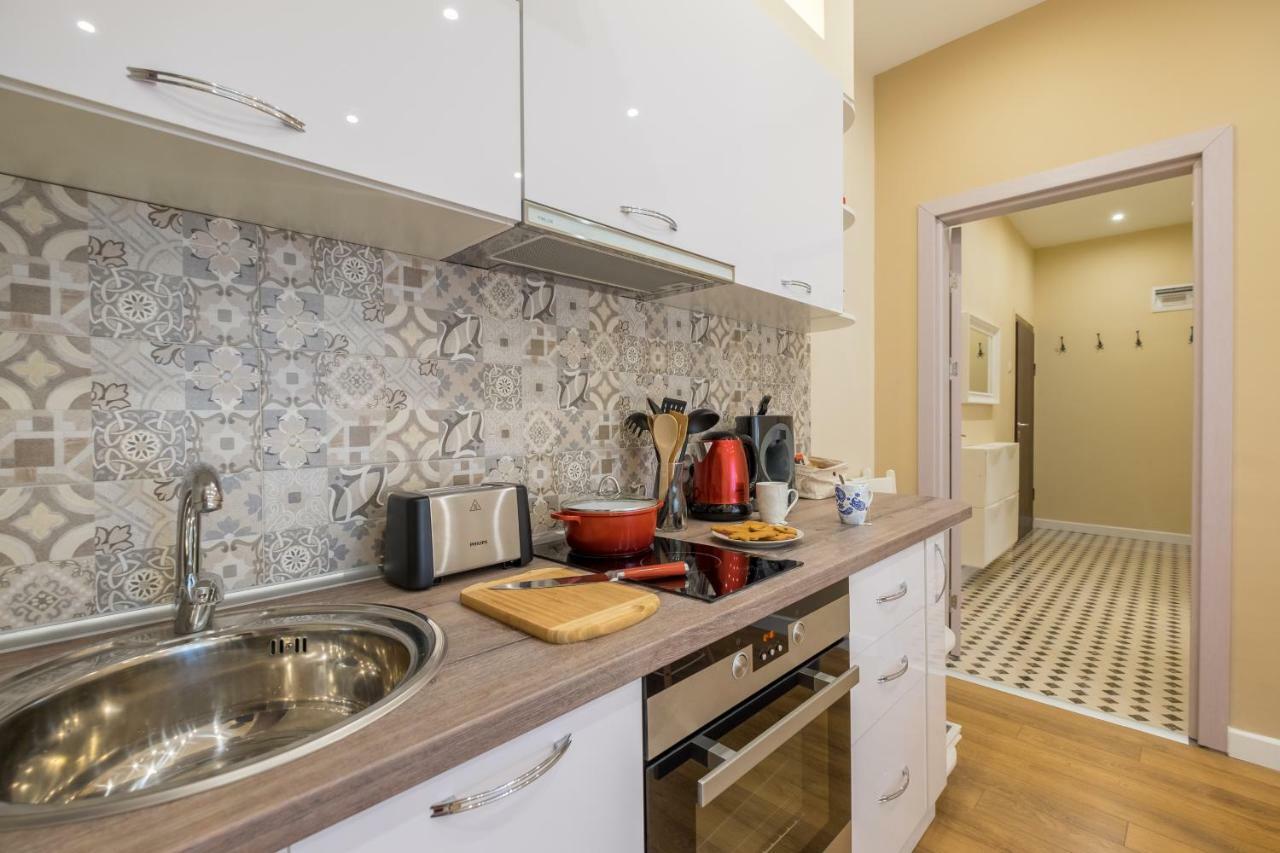 Modern 2 Bedroom Apartment Next To Vitosha Str. Sofia Bagian luar foto