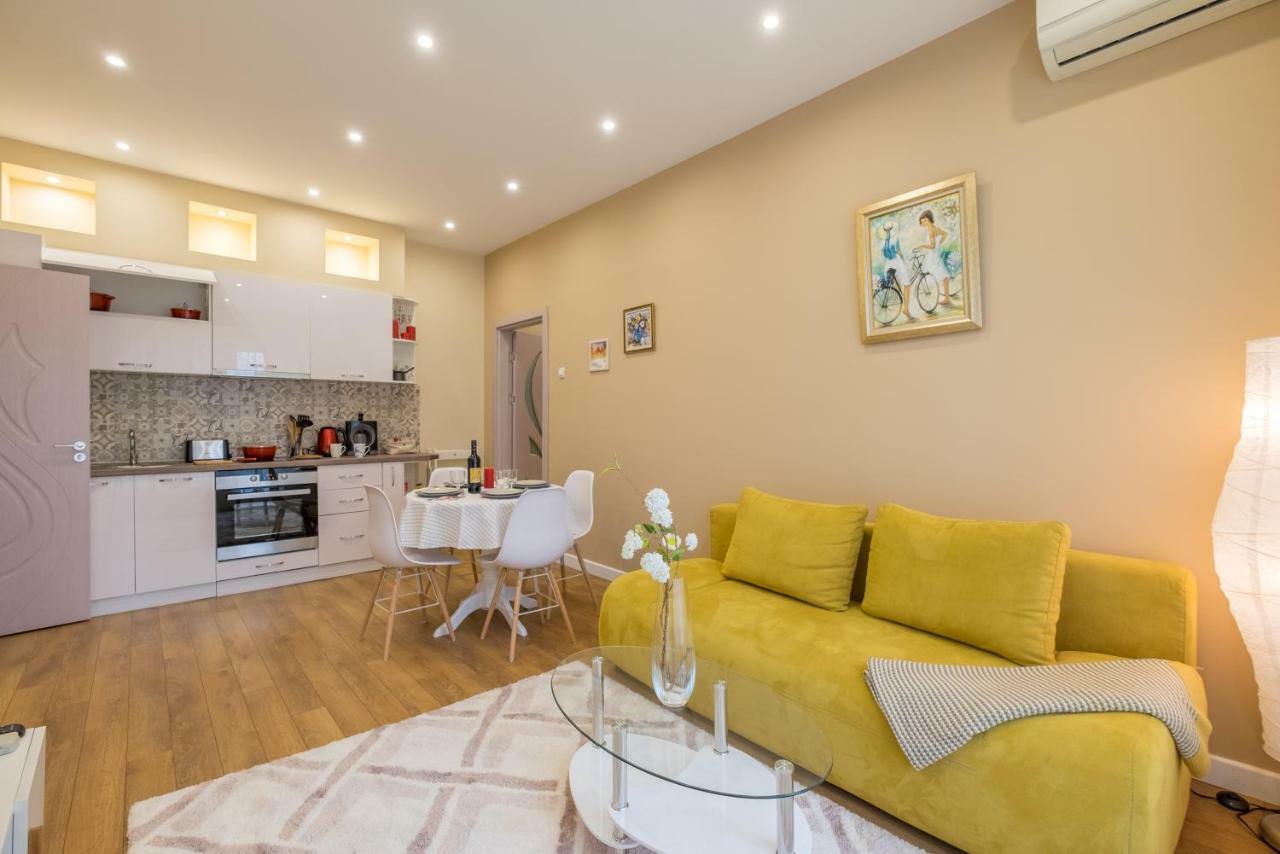 Modern 2 Bedroom Apartment Next To Vitosha Str. Sofia Bagian luar foto